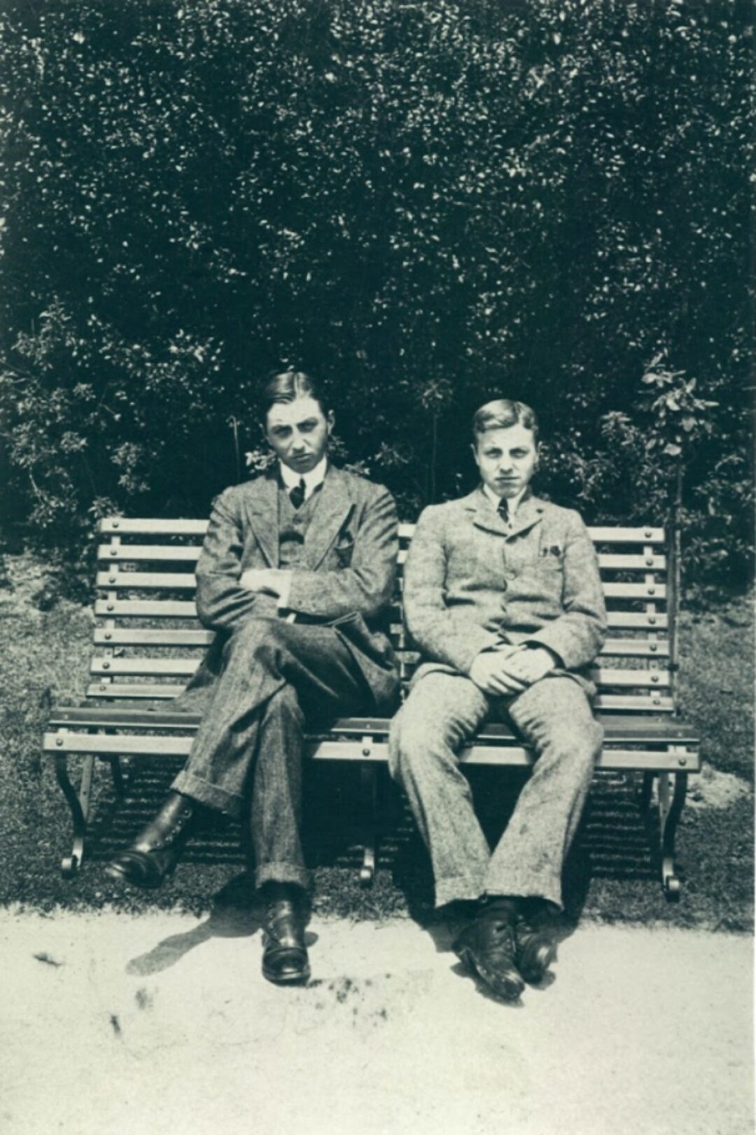 Thomas Eustace Vesey 1885 1946 seated right with older brother Osbert 1904